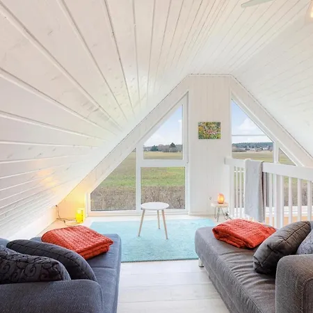 2 Bedroom Beautiful In Casa vacanze *